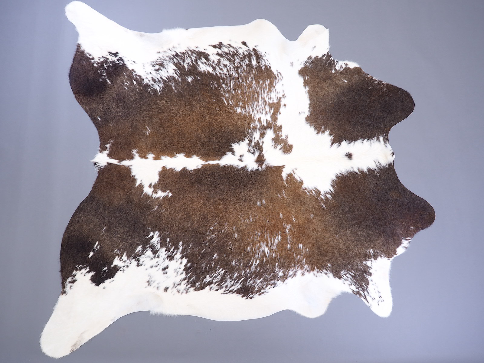 Шкура коровы натуральная черно-белая красноватая арт.: 29509