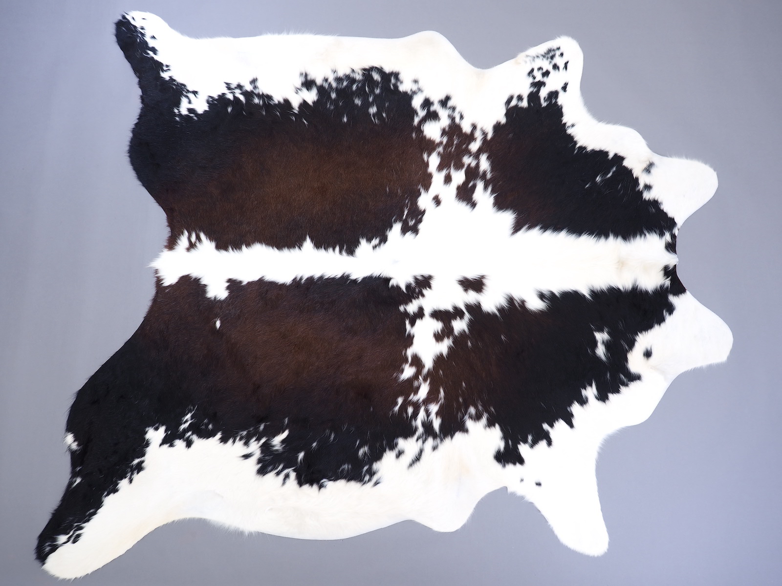 Шкура коровы натуральная черно-белая красноватая арт.: 29511 - 29511_00