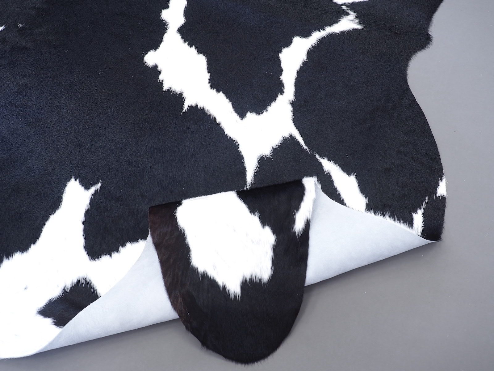 Ковер шкура коровы натуральная черно-белая арт.: 30198
